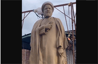 بلندترین مجسمه اردبیل روی پل ابراهیم رئیسی