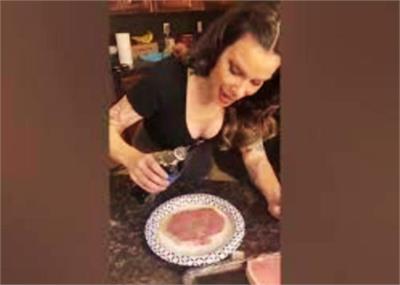 ادعای خروج انگل از گوشت خوک با نوشابه!