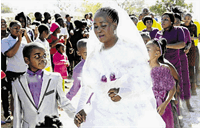 عشق پسر نوجوان به زن ۶۰ ساله و ازدواج در بهترین هتل آفریقایی/خانواده پسر چندین هزار پوند هزینه کردند+عکس