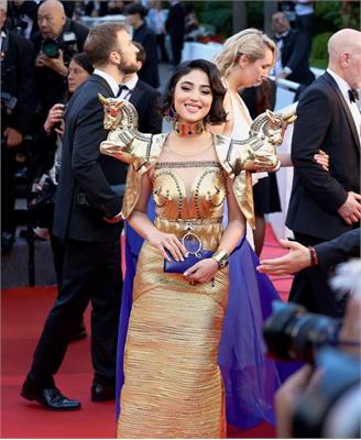 حضور جنجالی رامینا ترابی در کن با لباس تخت‌جمشید