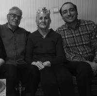 نوید به همراه پدربزرگ و مادربزرگ مادری