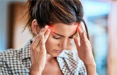 زنان به این دلایل بیش از مردان به میگرن دچار می شوند